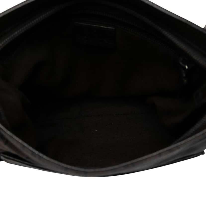 Gucci GG Canvas Crossbody Brown Canvas Good condition - Model View