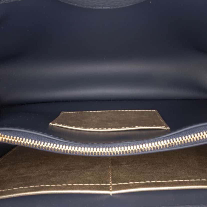 Louis Vuitton Taurillon Chain Capucines MM Blue Leather Good condition - Model View