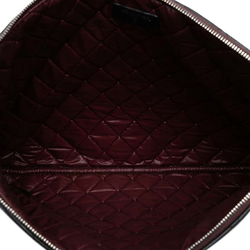 Chanel Large CC Quilted Lambskin O Case Clutch Black Leather Good condition - Model View