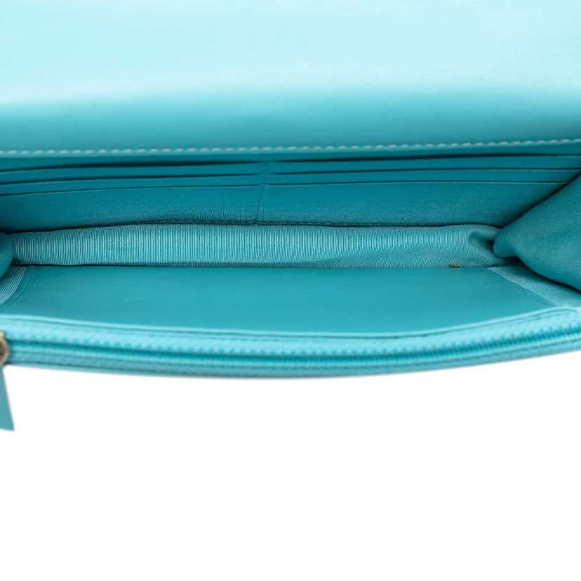 Chanel Denim 19 Flap Wallet On Chain Blue Denim Very good condition - Model View