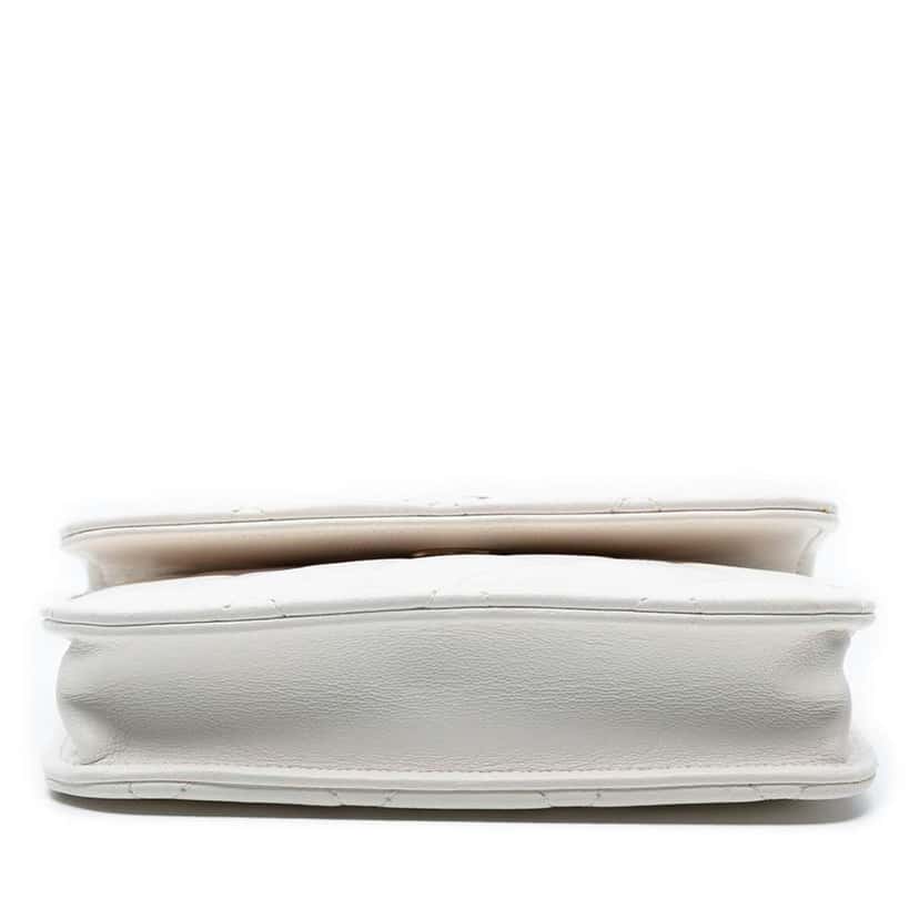 Chanel Mini CC Quilted Lambskin Pearl Crush Pouch with Chain White Leather Good condition - Inside View