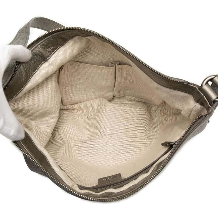 Gucci Leather Soho Crossbody Silver Leather Good condition - Model View