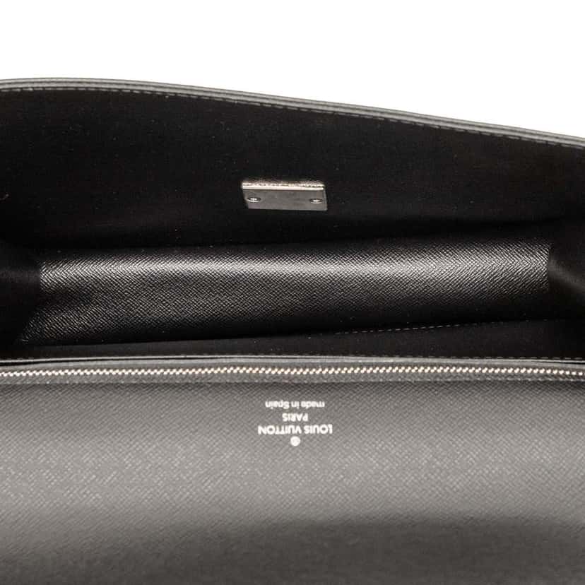 Louis Vuitton Taiga Selenga Black Leather Good condition - Model View