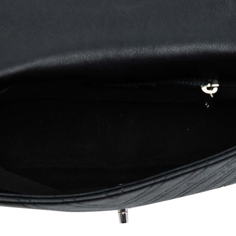 Chanel Small Chevron Calfskin Stud Wars Flap Black Leather Good condition - Model View