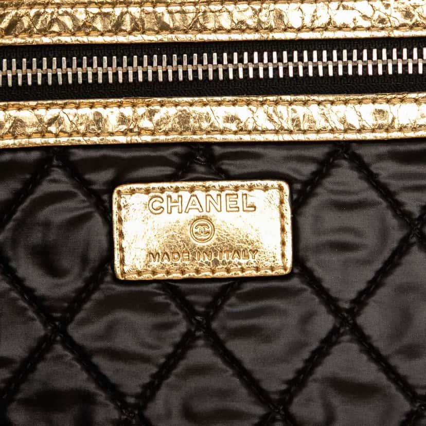 Chanel Metallic Crinkled Calfskin Feministe Mais Feminine Pouch Gold Leather Good condition - Box View