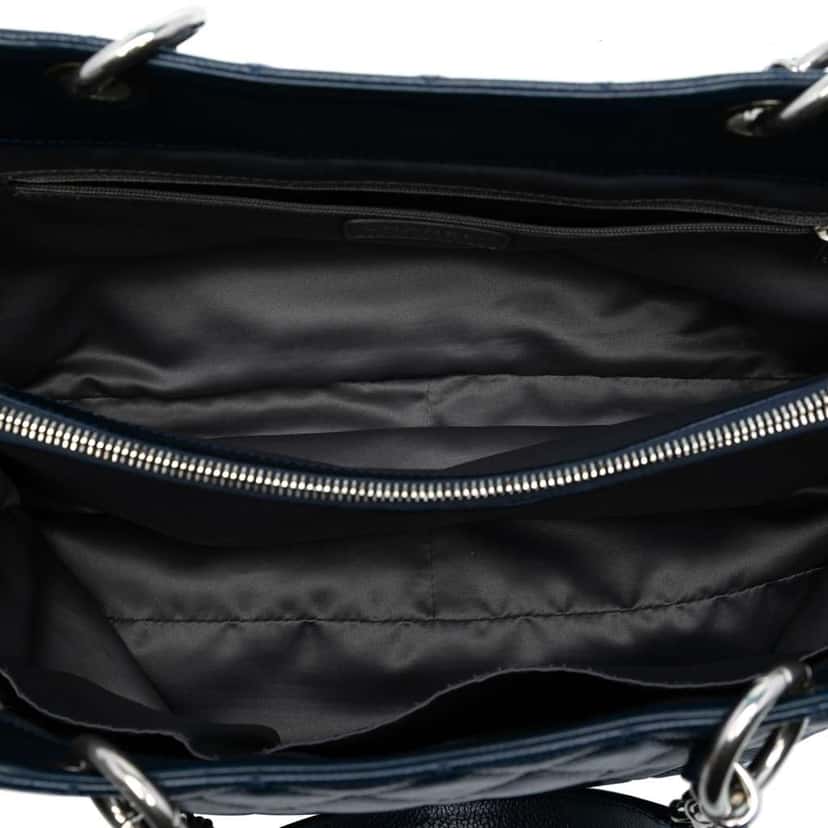 Chanel Caviar Grand Shopping Tote XL Blue Leather Good condition - Model View