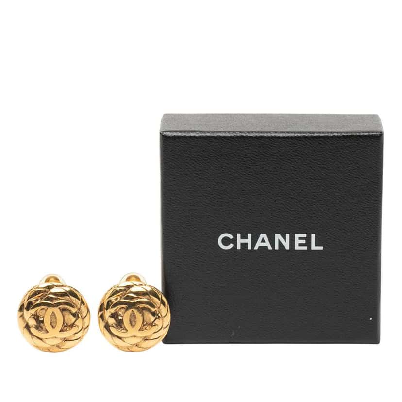 Chanel CC Gold Plated Clip On Earrings Gold Metal Good condition - Model View