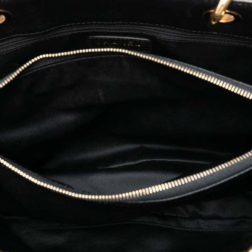 Chanel Caviar Grand Shopping Tote Black Leather Good condition - Model View