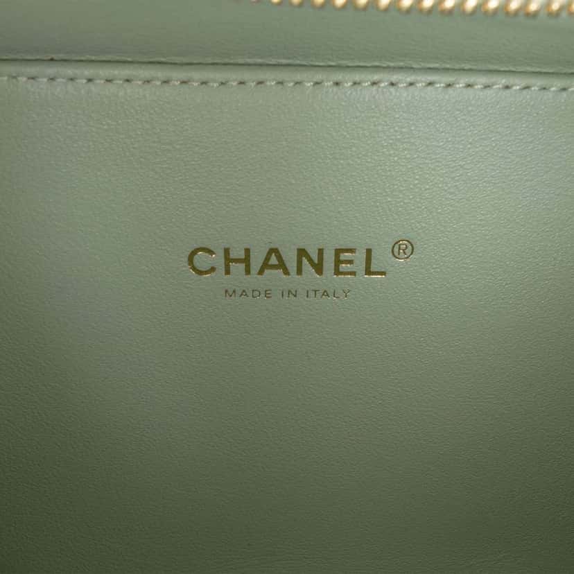 Chanel Small Caviar CC Filigree Vanity Case Green Leather Good condition - Box View