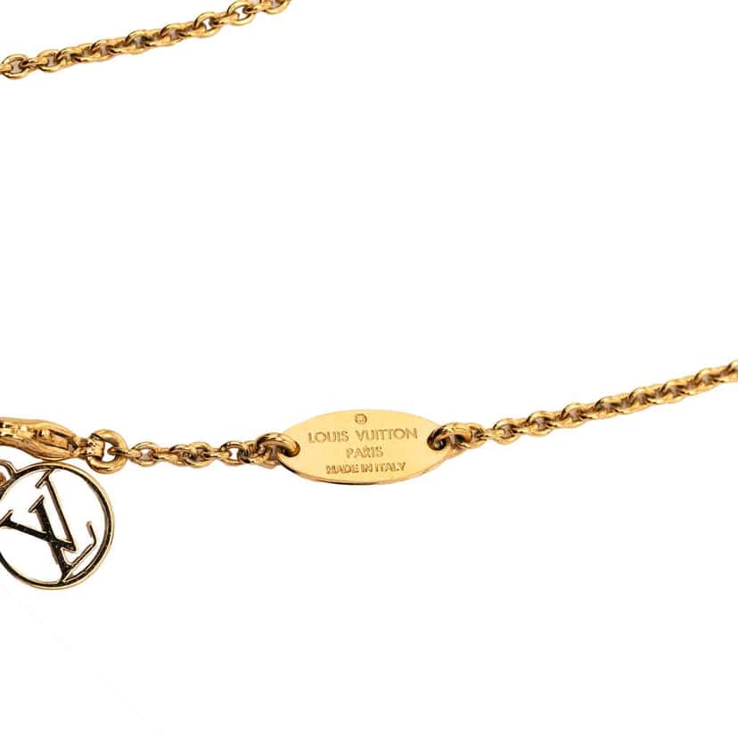 Louis Vuitton Gold Plated Essential V Necklace Gold Metal Good condition - Model View