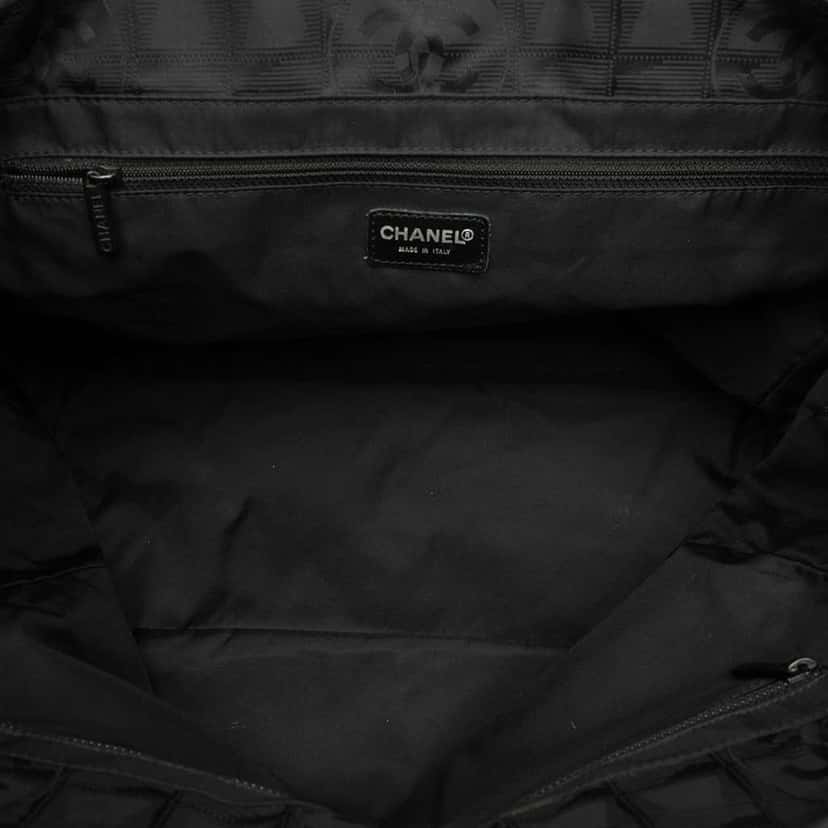 Chanel New Travel Line Nylon Tote Black Good condition - Model View