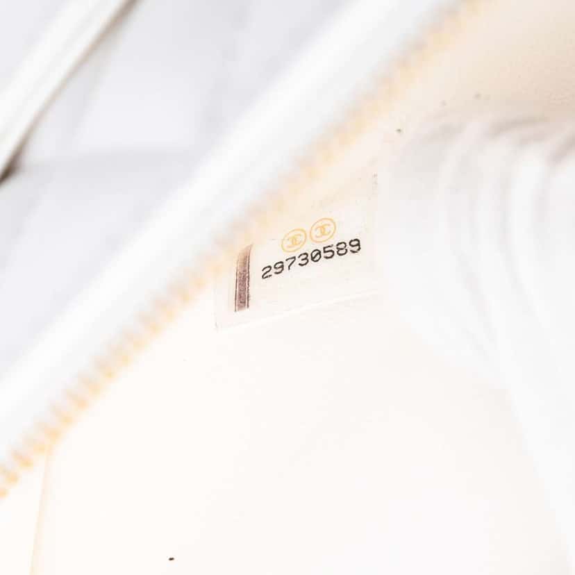 Chanel Lambskin Wave Clutch White Leather Good condition - Box View