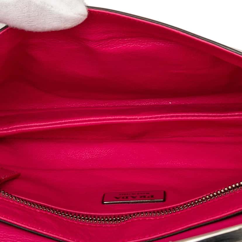 Prada Spazzolato Mirror Chain Flap Red Leather Good condition - Model View