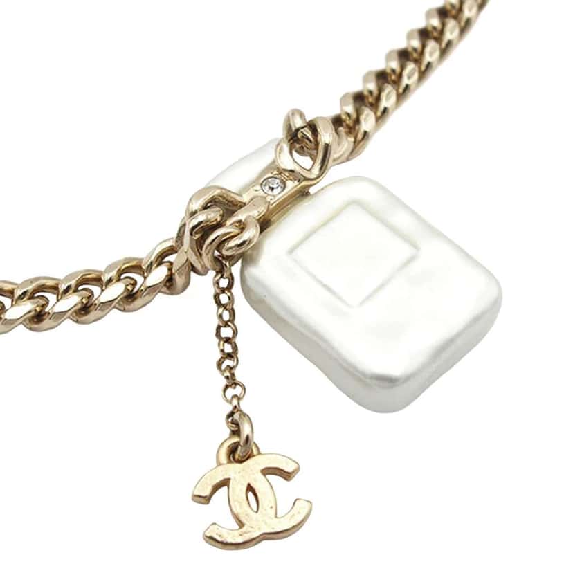 Chanel Gold Plated CC Resin and Rhinestones No. 5 Perfume Bottle Pendant Necklace Gold Metal Good condition - Model View