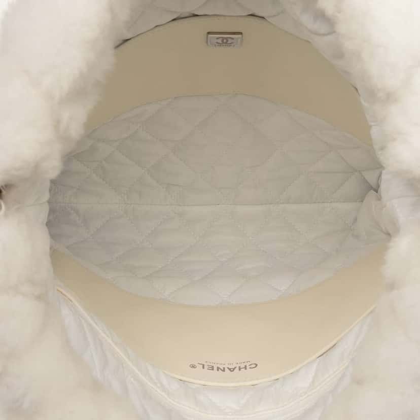 Chanel CC Shearling Coco Neige Backpack White Good condition - Model View