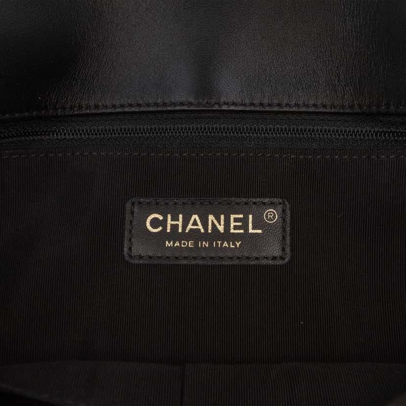 Chanel Quilted Lambskin CC Unchained Flap Clutch Black Leather Good condition - Box View