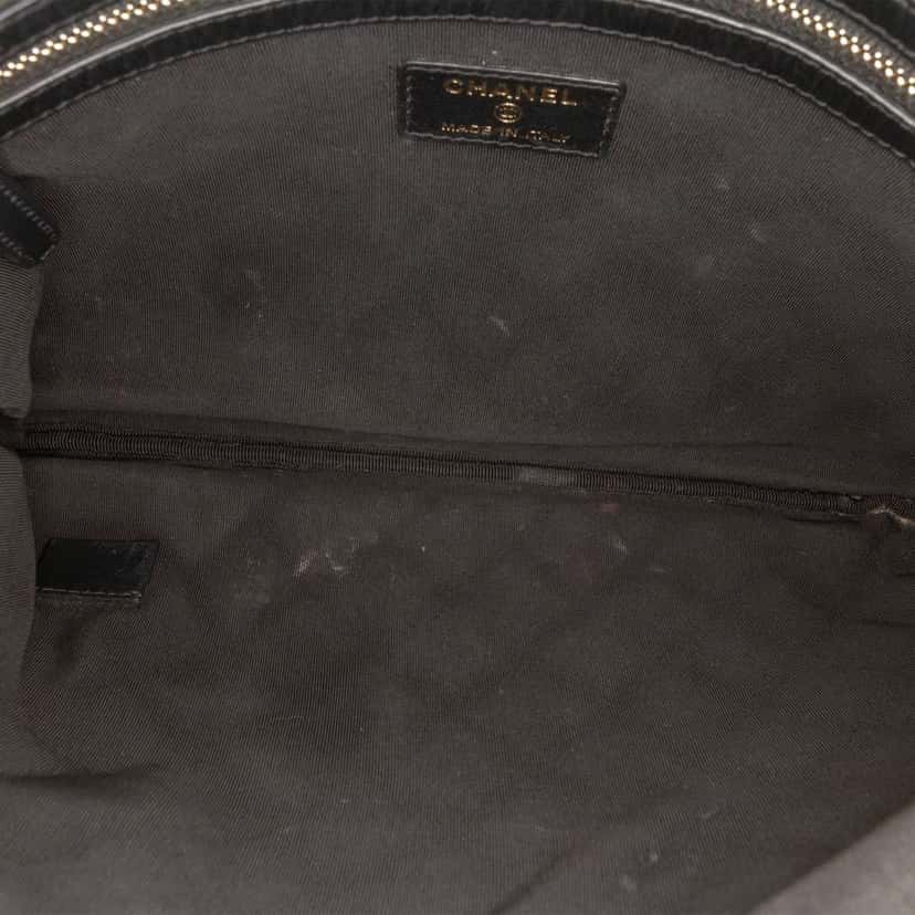 Chanel Medium Quilted Caviar Boy O Case Clutch Black Leather Very good condition - Model View