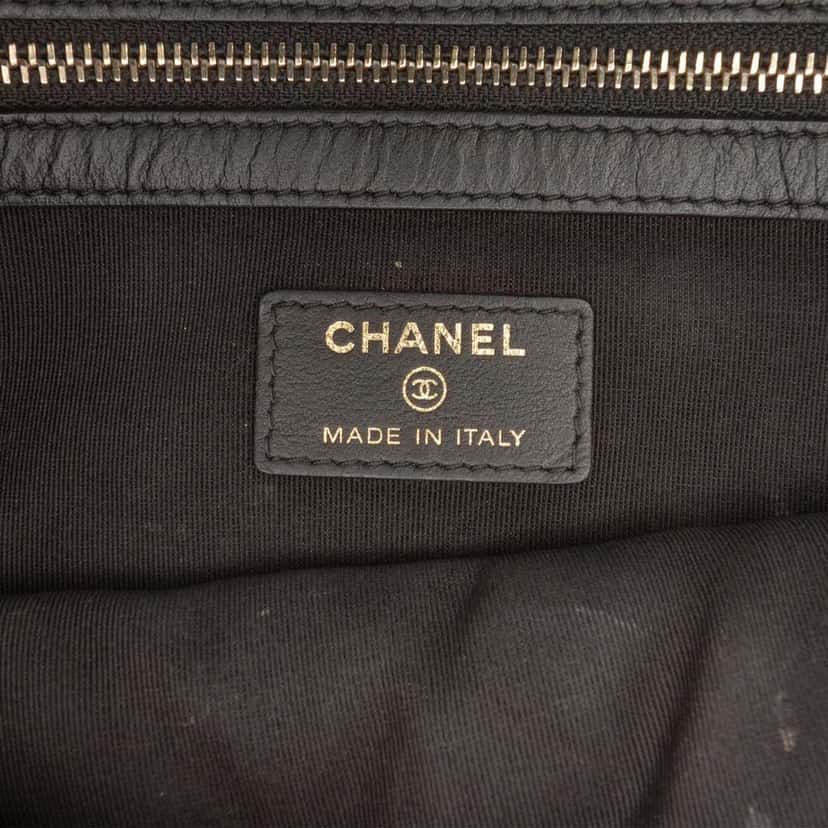 Chanel Medium Quilted Caviar Boy O Case Clutch Black Leather Very good condition - Box View