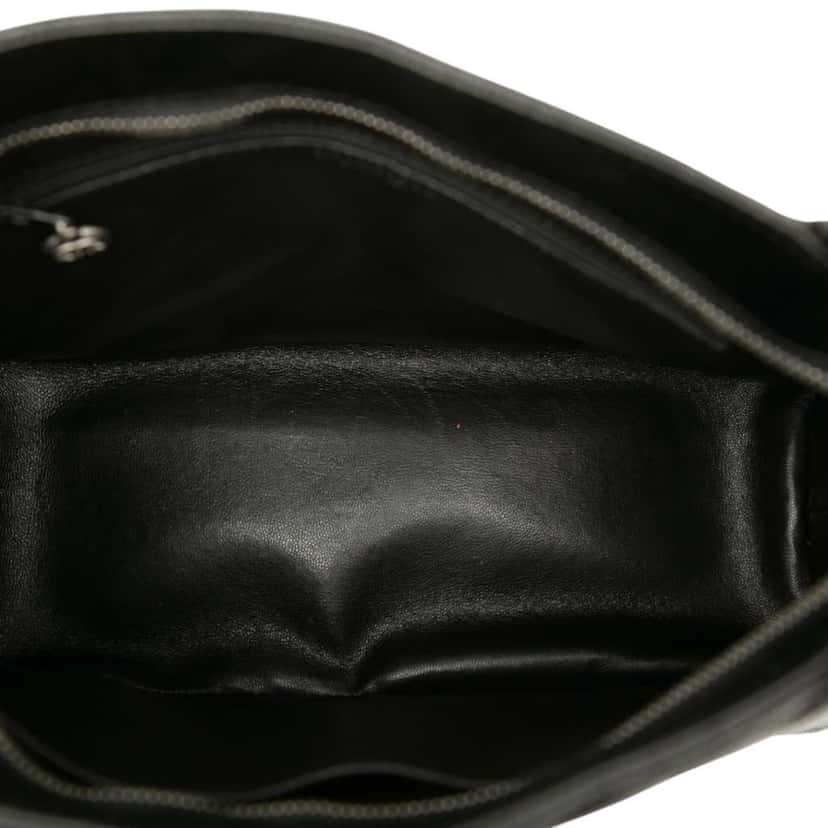 Chanel Caviar Medallion Tote Black Leather Good condition - Model View