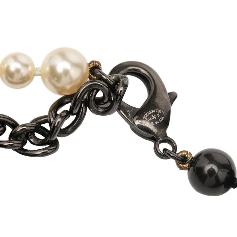 Chanel CC Faux Pearl and Bead Necklace Black Good condition - Model View