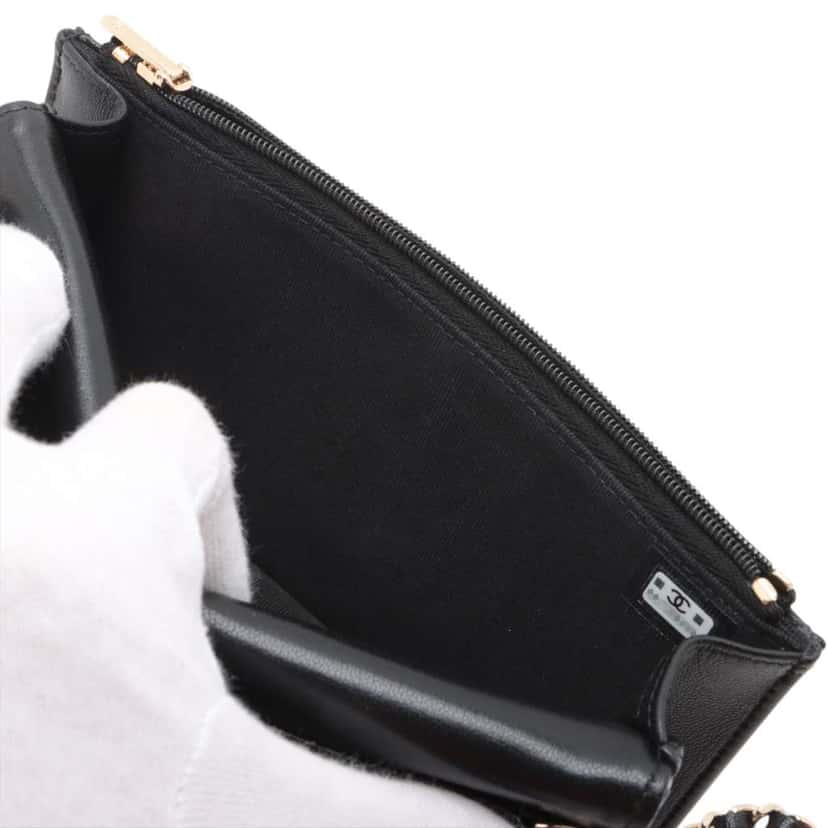 Chanel CC Quilted Lambskin and Patent Flap Phone Holder Black Leather Good condition - Inside View