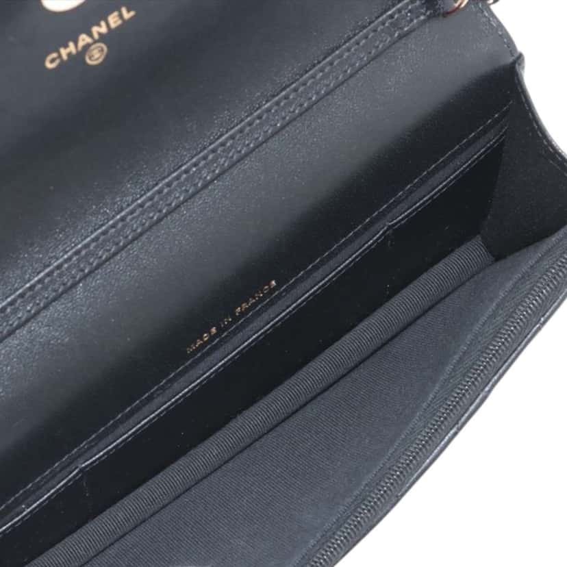 Chanel CC Quilted Lambskin and Patent Flap Phone Holder Black Leather Good condition - Model View