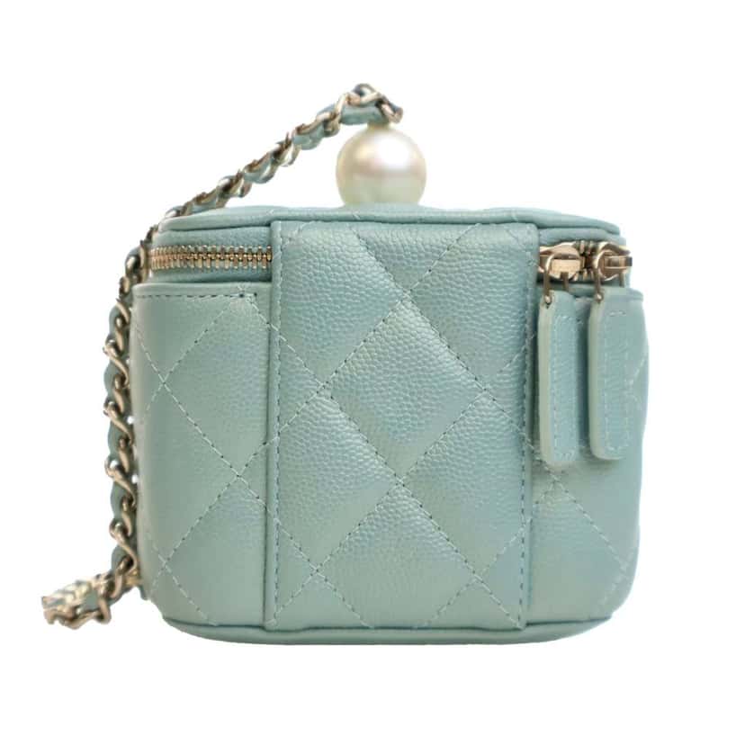 Chanel Mini Quilted Iridescent Caviar Pearl On Top Vanity Case With Chain Green Leather Good condition - Model View
