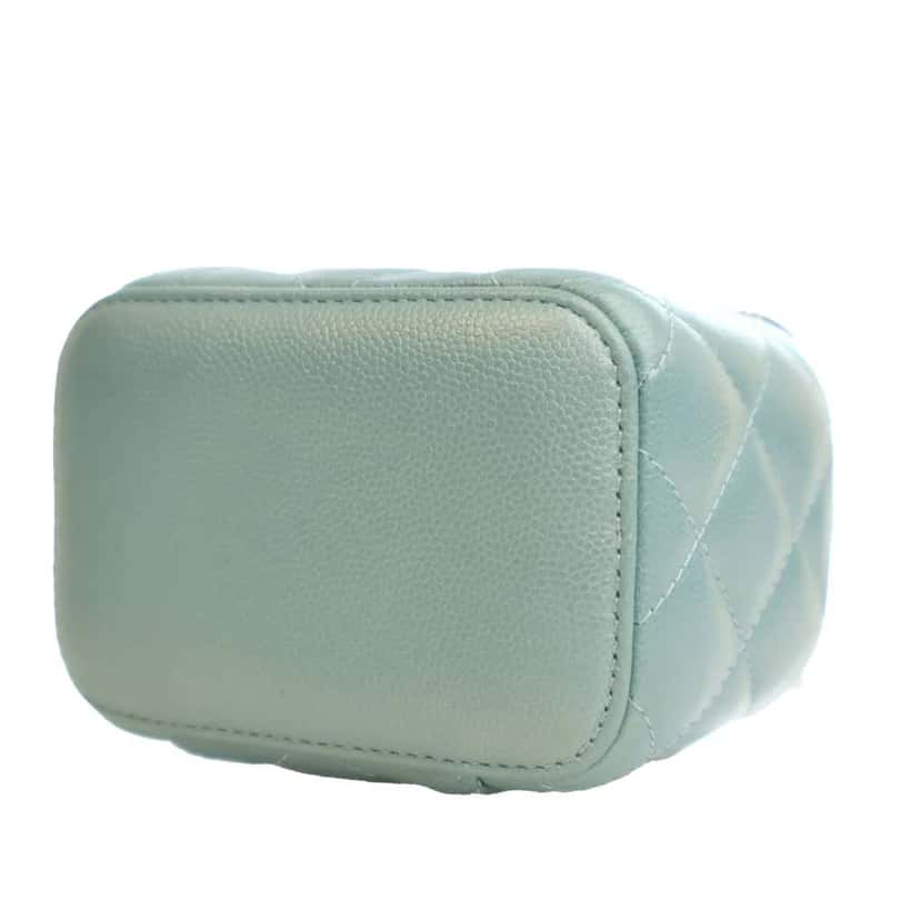 Chanel Mini Quilted Iridescent Caviar Pearl On Top Vanity Case With Chain Green Leather Good condition - Box View