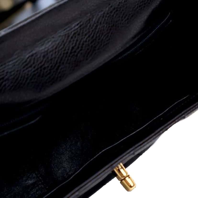 Chanel CC Quilted Caviar Turnlock Crossbody Black Leather Good condition - Model View
