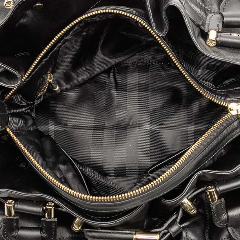 Burberry Large Quilted Leather Beaton Tote Black Leather Good condition - Model View