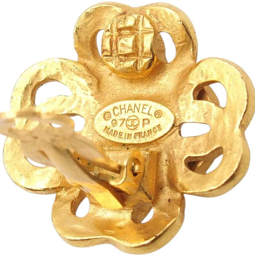 Chanel Gold Plated CC Flower Clip On Earrings Gold Metal Good condition - Model View
