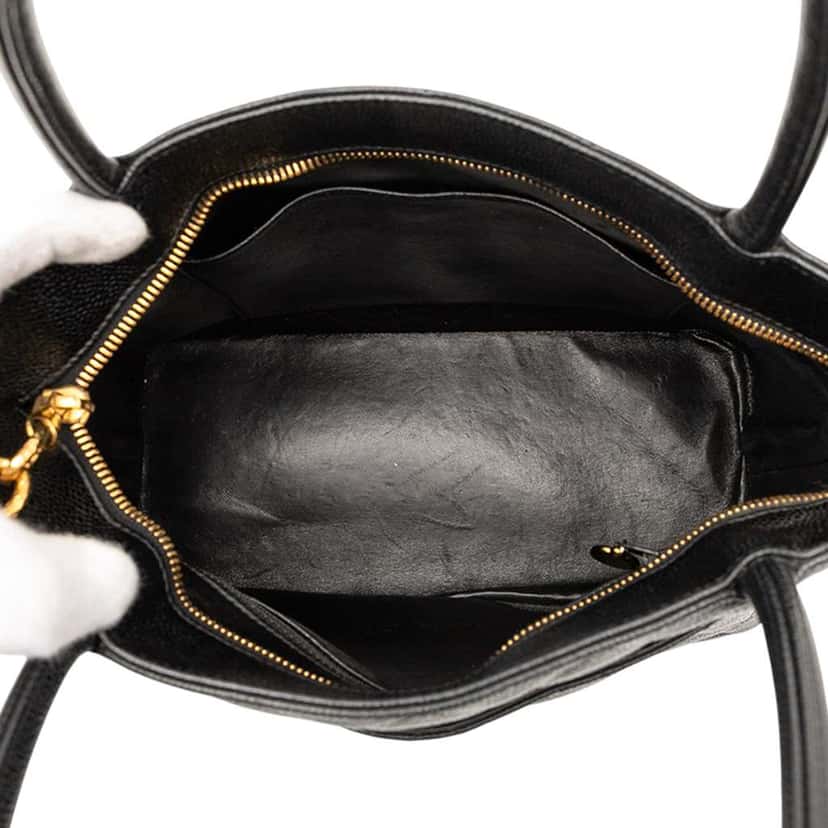 Chanel Caviar Medallion Tote Black Leather Good condition - Model View