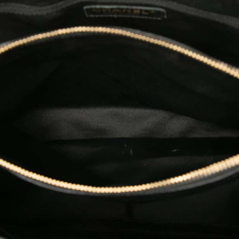 Chanel Caviar Grand Shopping Tote Black Leather Good condition - Model View