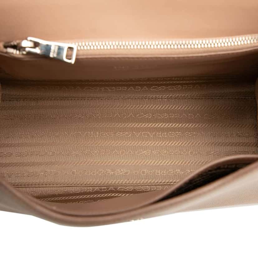 Prada Saffiano Cuir Monochrome Envelope Crossbody Brown Leather Good condition - Model View