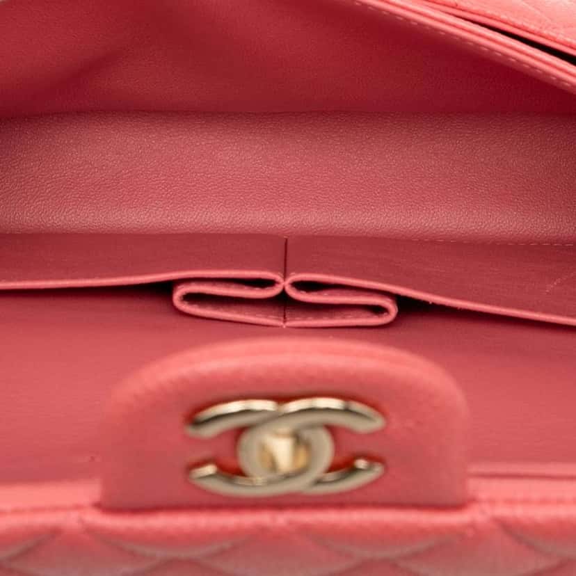Chanel Medium Classic Caviar Double Flap Pink Leather Good condition - Model View