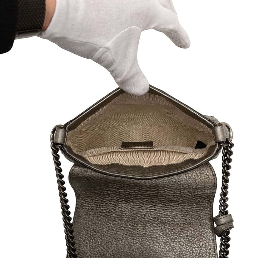 Gucci Small Metallic Leather Soho Chain Flap Crossbody Gold Leather Good condition - Model View