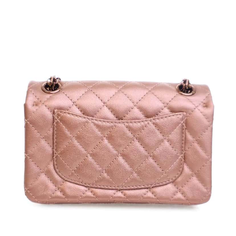 Chanel Reissue 2.55 Metallic Calfskin Rose Gold Hardware Single Flap 224 Pink Leather Good condition - Model View