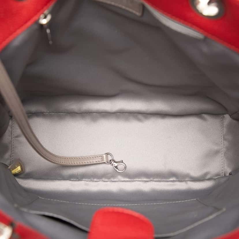 Chanel Caviar Vertical Grand Shopping Tote Red Leather Very good condition - Model View