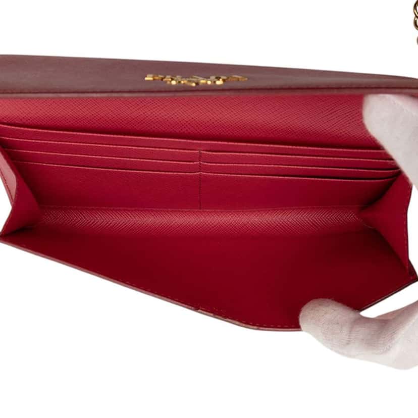Prada Saffiano Wallet On Chain Pink Leather Good condition - Model View