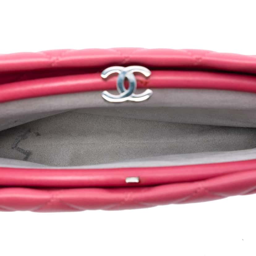 Chanel Quilted Lambskin Kiss Lock Clutch Pink Leather Very good condition - Model View