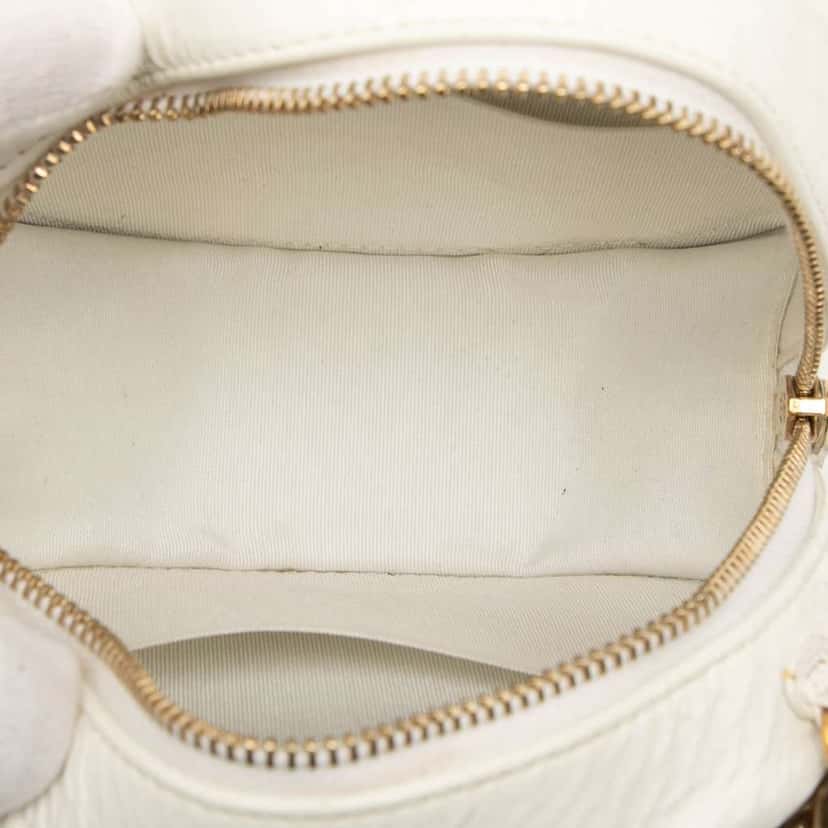 Chanel Lambskin 19 Round Clutch with Chain White Leather Good condition - Model View