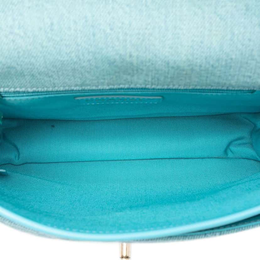 Chanel Small CC Quilted Denim Messenger Flap Blue Denim Very good condition - Model View