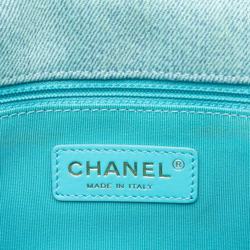Chanel Small CC Quilted Denim Messenger Flap Blue Denim Very good condition - Box View