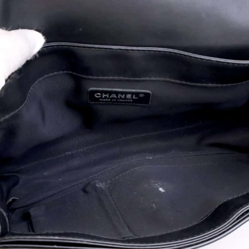 Chanel Medium Patent Boy Reverso Flap Black Leather Good condition - Model View