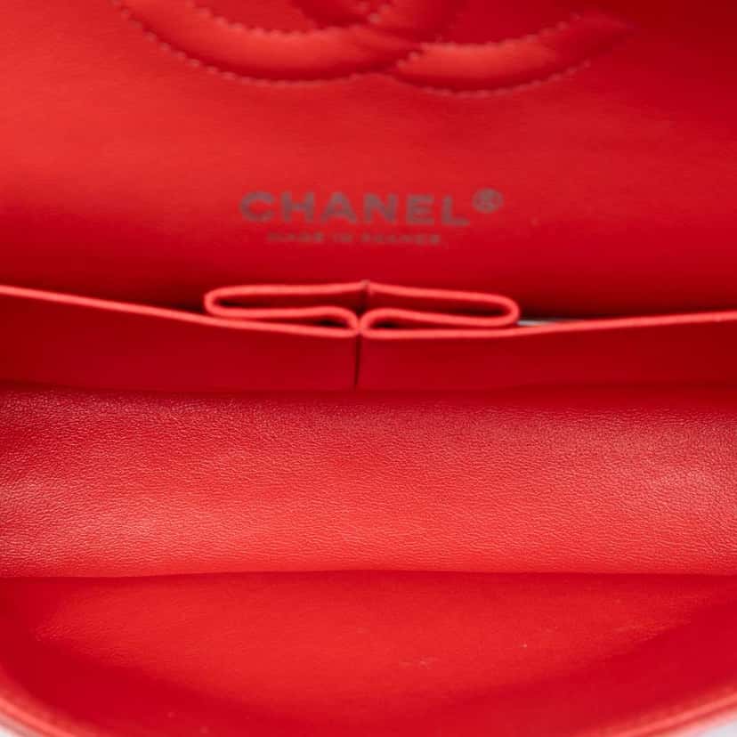 Chanel Medium Classic Velvet Double Flap Red Velvet Very good condition - Model View