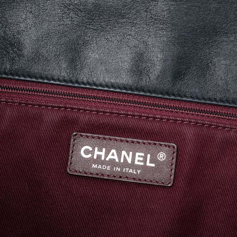 Chanel Jumbo Iridescent Calfskin In The Mix Flap Green Leather Good condition - Box View