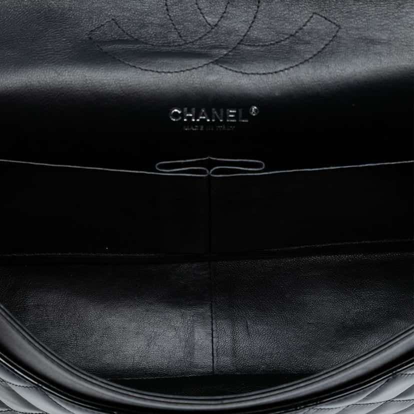 Chanel Jumbo Classic Patent Double Flap Black Leather Good condition - Model View