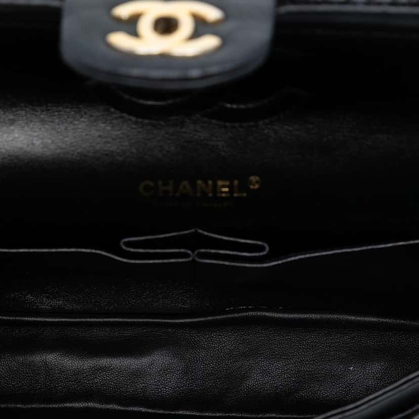Chanel Medium Classic Chevron Calfskin Pleated Double Flap Black Leather Good condition - Model View