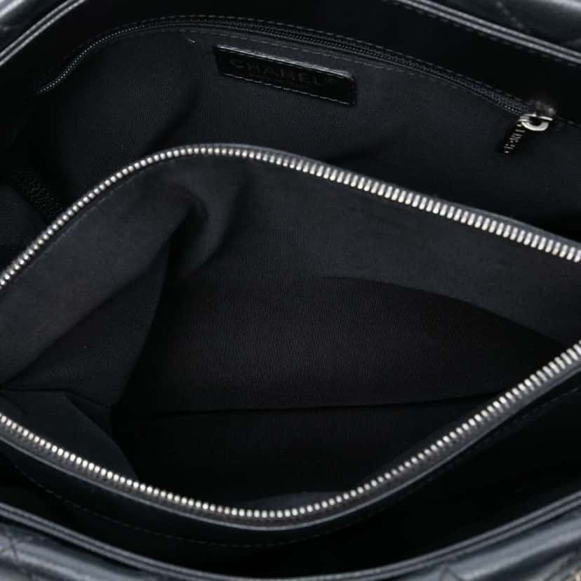 Chanel Large Caviar Chic Shopping Tote Black Leather Good condition - Model View