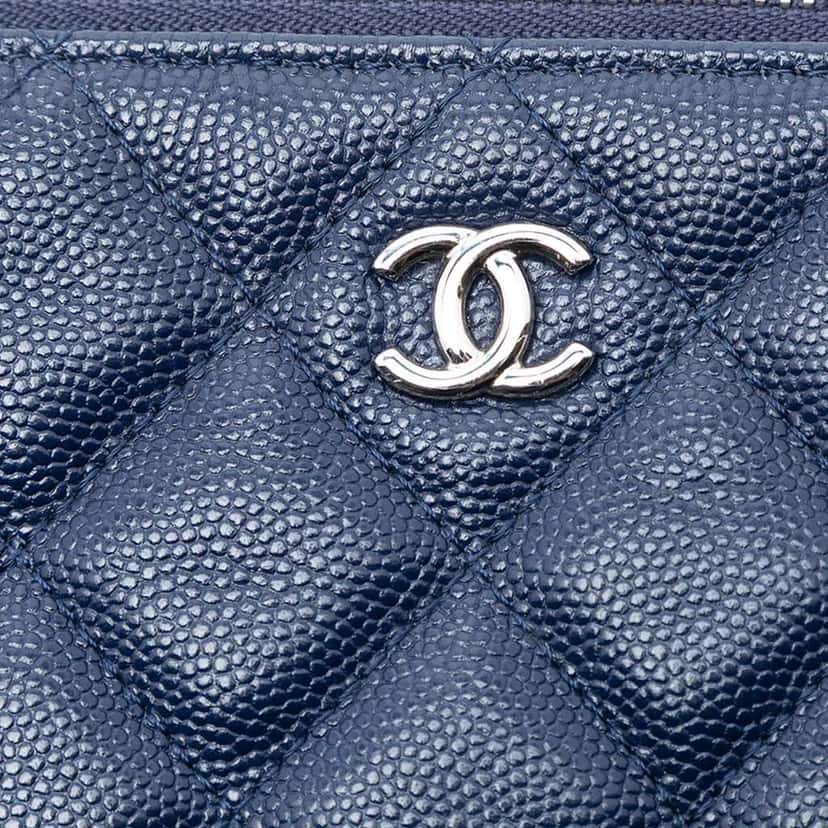 Chanel Large Quilted Caviar O Case Clutch Blue Leather Good condition - Box View
